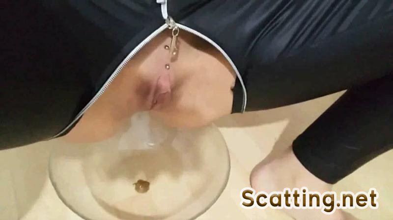 KV-TEEN - I squat on a bowl and shit in the bowl today I have a little diarrhea (Solo, Amateur) Latex Scat [FullHD 1080p]