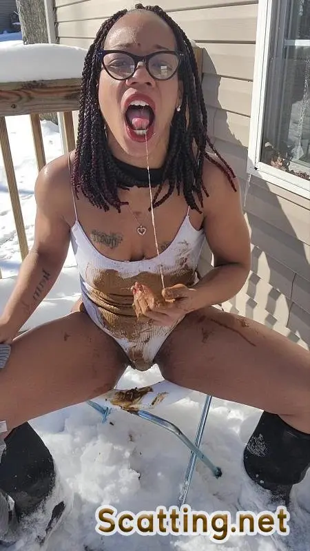 UniQueen21 - Uni"Ella outside poop smear (Poop, Solo) Outdoor [UltraHD 2K]