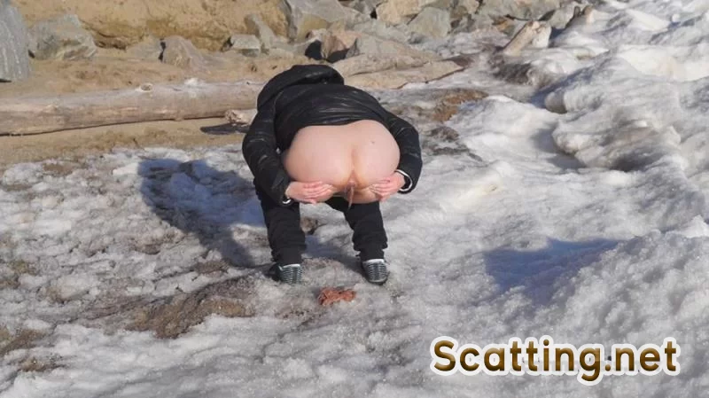 Woman Shitting - The Outdoor snow (Big Farting Girls, Poop) Solo [HD 720p]
