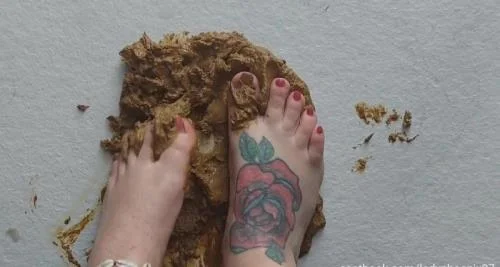 Lady Phoenix - Shit flavour feet ( Scatbook [HD 720p]