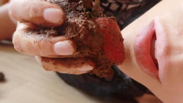 Sabrina Dacos - Strawberry Avalanche (Defecation, Solo ) Scatting [FullHD 1080p]