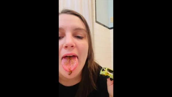 Layla Lee - Toy Cars And Shit EXPLOSION (Amateur, Defecation ) Laylaleescat.com [FullHD 1080p]