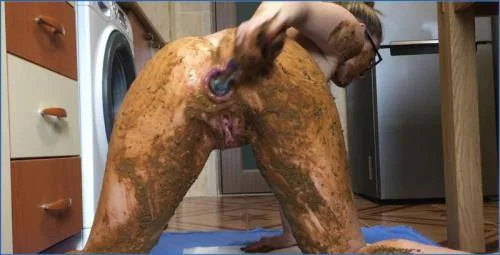 Ella Gilbert Smears And Pees In Scat HD Toilet Porn Video