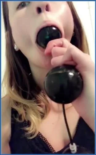 LilbuttLex Delivers Filthy Pee and Anal in Big Anal Beads Atm