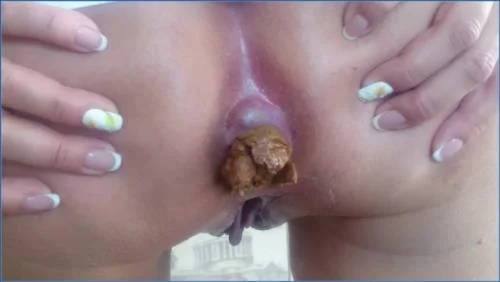 Brown Wife Puts on a Wild Pissing and Shitting Show for Her Fans