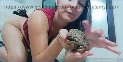Valeria Gz Shows Off Her Gaping Anus with Diarrhea and Toys