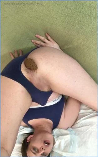 Emily Milk Puts On a Wild Scat Show with Kaviar and Pissing - Scat