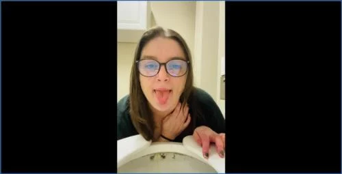Layla Lee Panty Pooping and Scat Smearing in Real Shit Eating Action