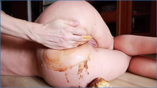 Sabrina Dacos Smears Pee-Soaked Kaviar on Her Body in Wild Scat