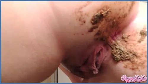 Goddess Ryan Defecates and Smears Fresh Poo on Her Ass