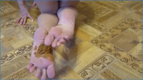 Brown Wife Puts On a Wild Piss and Shit Show with Foot Fetish Smear