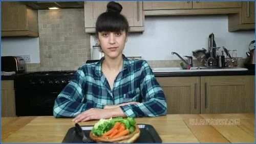 Ella Dearest's Sunday Dinner: Hardcore Farting and Pooping