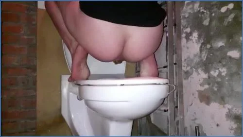 XO Bunny's Hardcore Anal Shitting and Farting in Messy Toilet Room