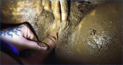 Sweet Betty Parlour in Cursed Amateur: Filthy Shitting and Smearing