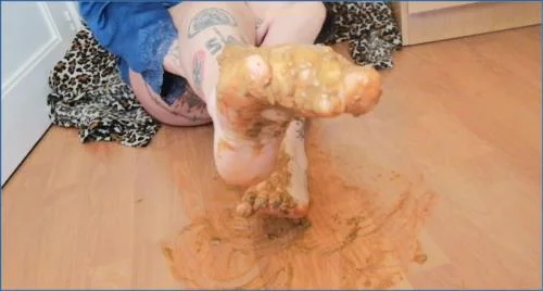 Badkitty España's Feet Smeared on Diarrhea in Hardcore Scat video